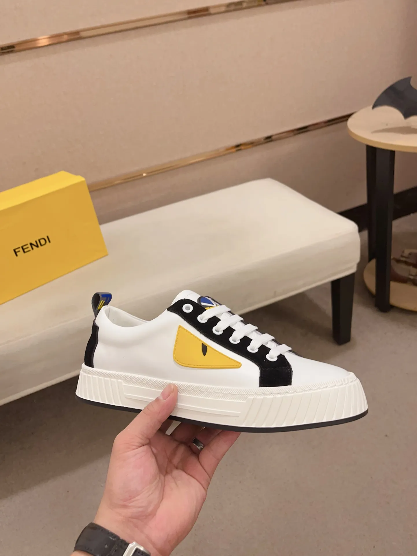 Men's shoes💰: 400💰[Fendi] Fendi's latest casual shoes for men! Available at counters simultaneously! A one-to-one replica of the original. All imported official website one-to-one cowhide fabric. The interior is made of top-grade sheepskin, and the original factory-supplied rubber outsole is used. Leading new fashion concepts. Matching code: 38-44. (can be customized for 45 non-refundable)